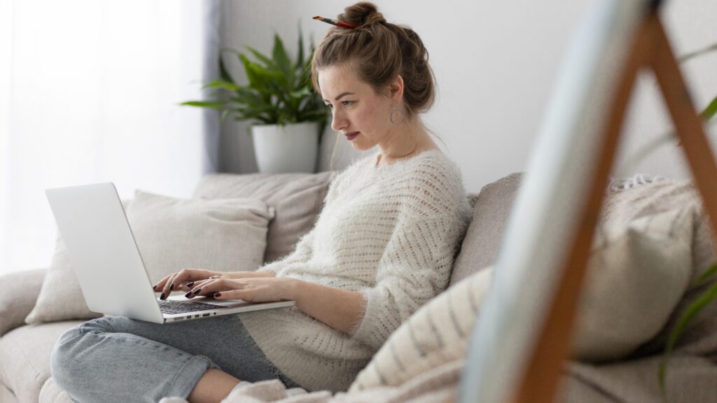 Artisane rédigeant un article de blog pour attirer du trafic