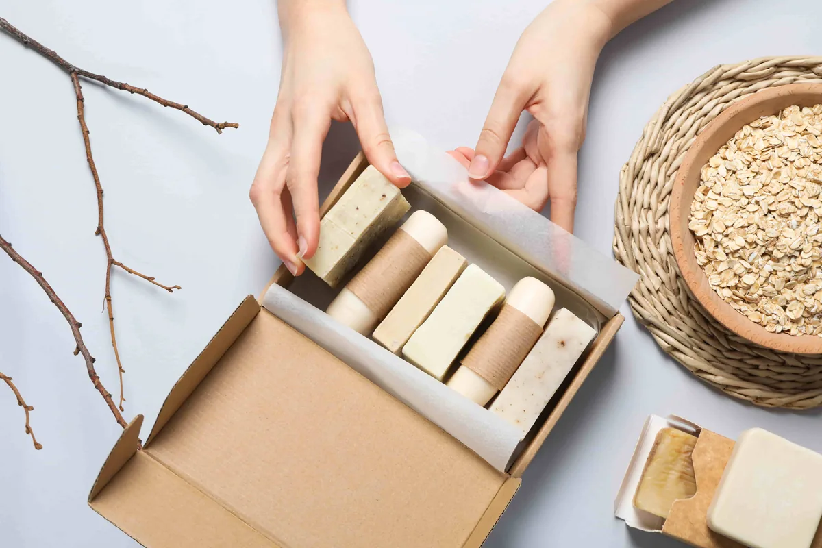 Packaging artisanal de savons dans une boîte kraft